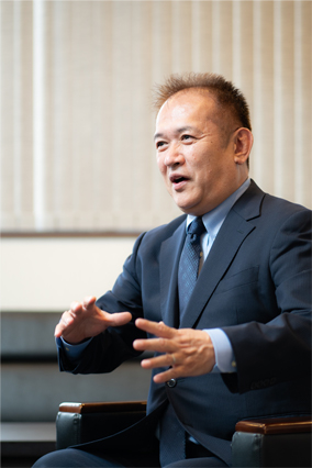 代表取締役　明石賢二